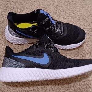 Nike Revolution 5 Glitter Black Sapphire Running Shoes Womrns Size 6 CD6840-041